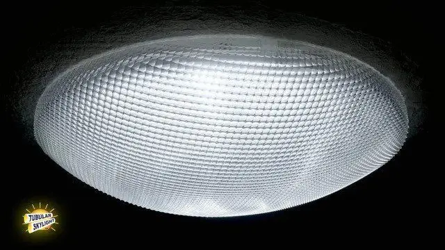 Prismatic ceiling lens of a tubular skylight